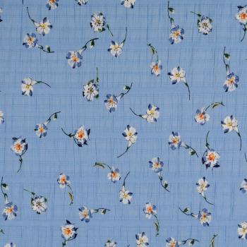 Slub Voile - Blüten auf hellblau